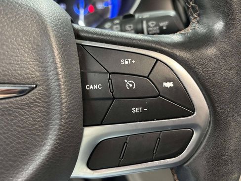 Used 2020 Chrysler Pacifica Touring-L FWD image 35