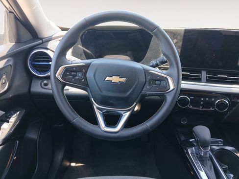 Used 2025 Chevrolet Trax LT w/ Sunroof Package FWD image 12