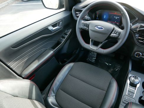 Used 2025 Ford Escape ST-Line image 9