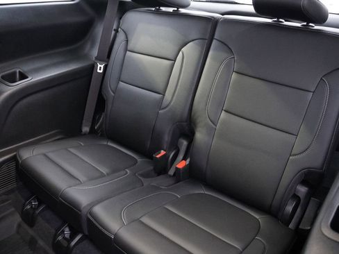 Certified 2023 GMC Acadia SLT w/ Preferred Package image 19