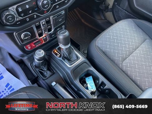 Used 2025 Jeep Gladiator Mojave w/ Convenience Group image 11