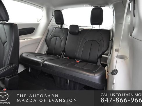 Used 2024 Chrysler Pacifica Touring-L image 25