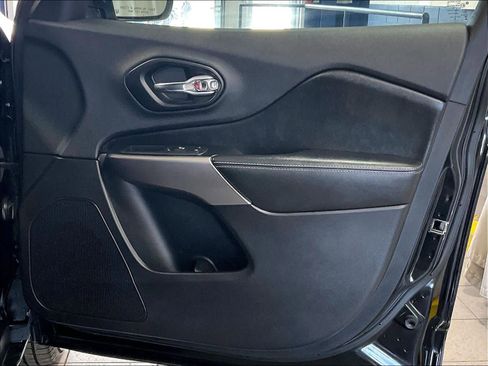 Used 2019 Jeep Cherokee Latitude Plus w/ Comfort/Convenience Group image 12