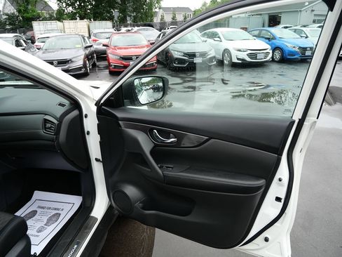 Used 2018 Nissan Rogue SV AWD/4WD image 22