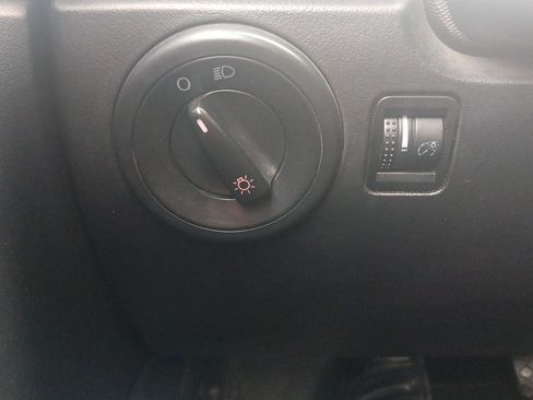 Used 2010 Volkswagen Beetle Coupe FWD image 17