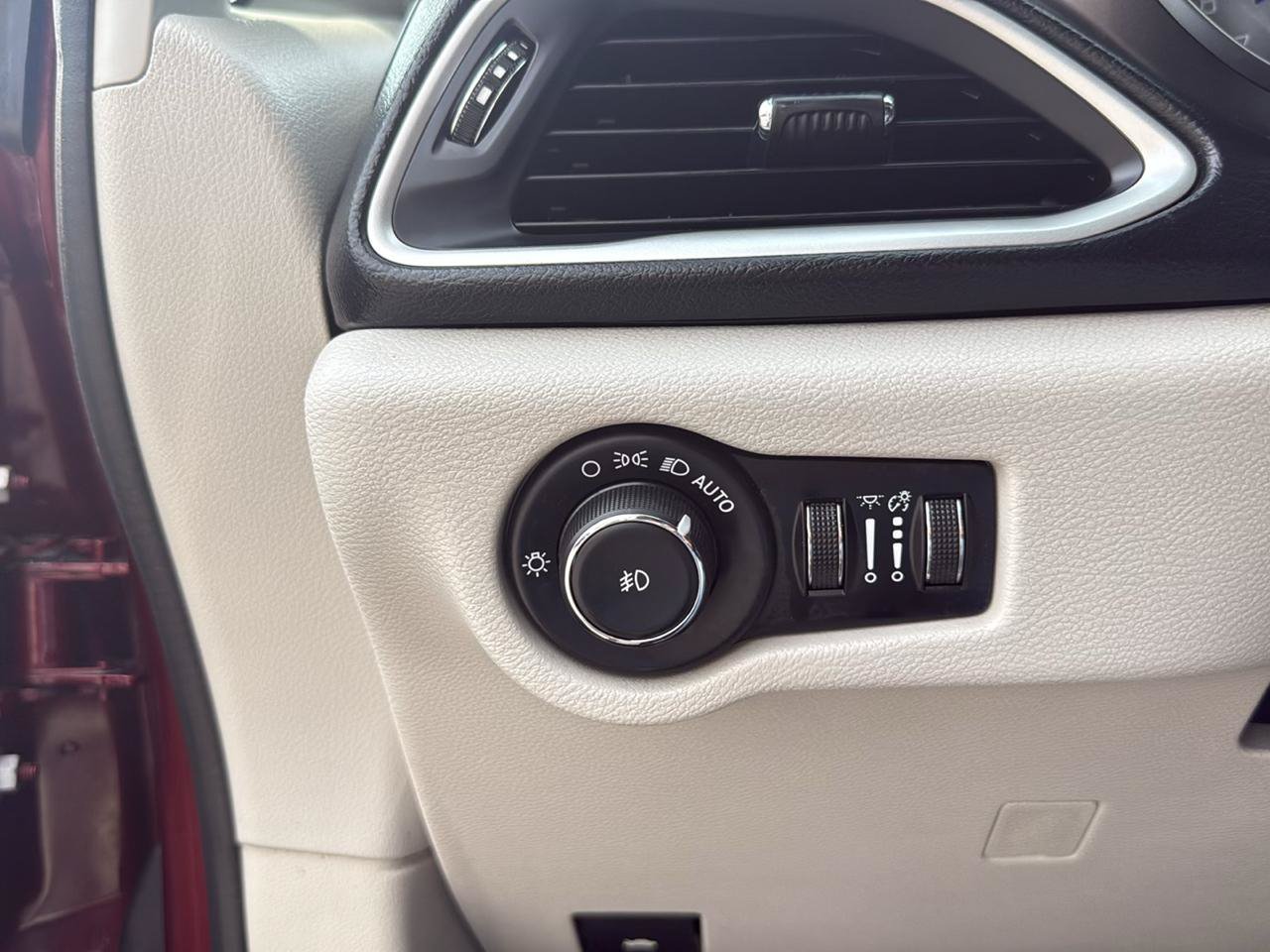 Used 2020 Chrysler Pacifica Touring-L FWD image 26