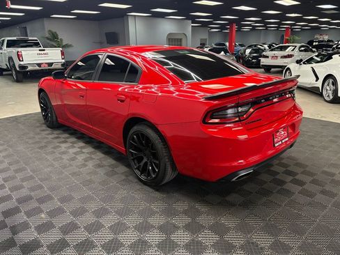 Used 2018 Dodge Charger SXT w/ Blacktop Package RWD image 8