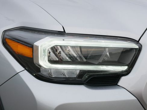 Used 2022 Toyota Tacoma TRD Off-Road image 16