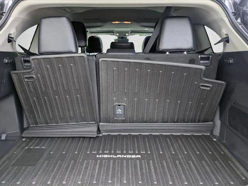 Used 2022 Toyota Highlander XLE FWD image 6