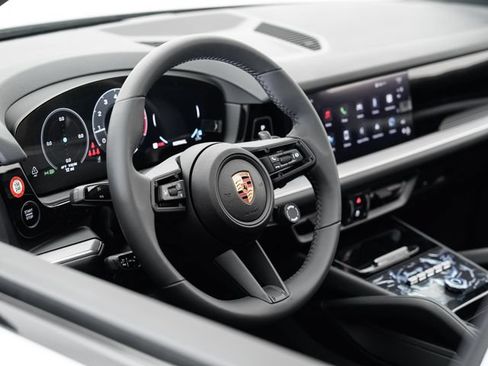 Certified 2025 Porsche Cayenne AWD/4WD image 9