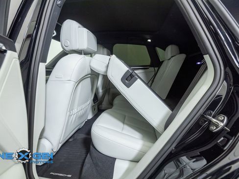 Used 2024 Porsche Macan AWD/4WD image 30