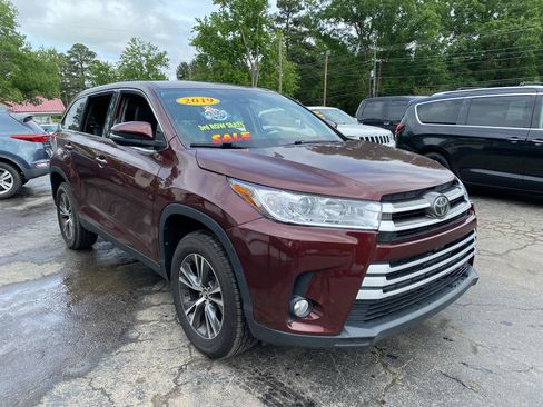 Used 2019 Toyota Highlander Plus FWD image 3