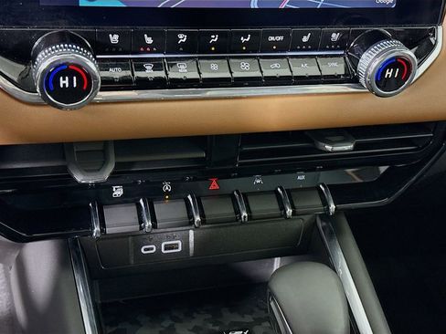 Used 2024 GMC Canyon AT4 w/ AT4 Premium Package image 8