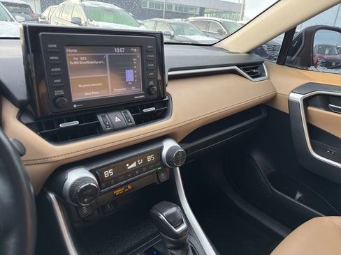 Used 2021 Toyota RAV4 XLE Premium image 21