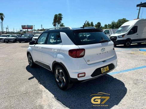 Used 2023 Hyundai Venue Limited FWD image 9