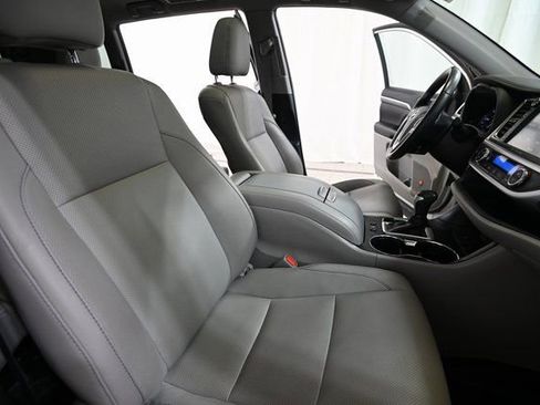 Used 2019 Toyota Highlander Limited Platinum image 30