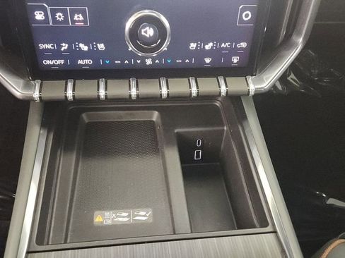 Used 2024 GMC Acadia AT4 w/ Luxury Package image 18