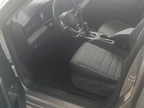 Used 2025 Volkswagen Jetta SE FWD image 4