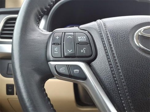 Used 2015 Toyota Highlander XLE image 18