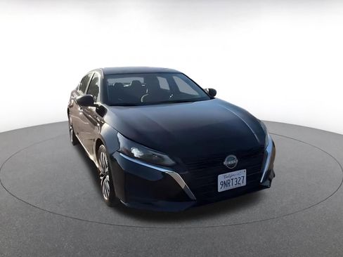 Used 2025 Nissan Altima 2.5 SV FWD image 3