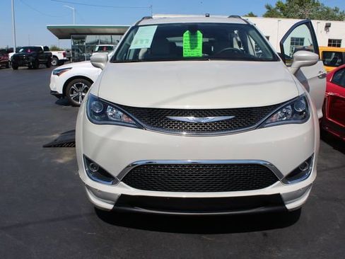 Used 2017 Chrysler Pacifica Touring-L FWD image 5