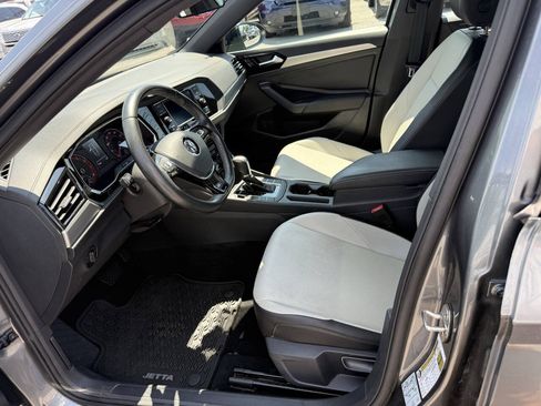 Used 2019 Volkswagen Jetta R-Line FWD image 6