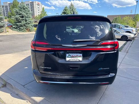 Used 2022 Chrysler Pacifica Touring-L w/ Uconnect Theater Family Group FWD image 7