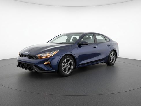 Used 2025 Kia K4 LXS image 3