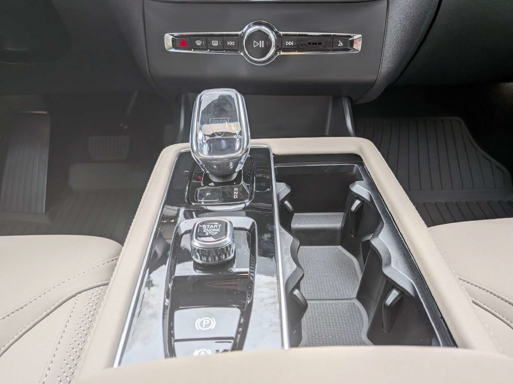 New 2027 Volvo XC90 T8 Plus AWD/4WD image 17