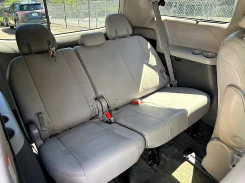 Used 2018 Toyota Sienna XLE image 18