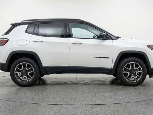 Used 2025 Jeep Compass Trailhawk AWD/4WD image 11