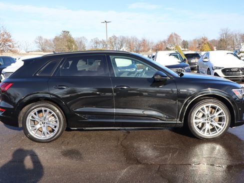 Used 2021 Audi e-tron Prestige w/ Prestige Package image 4