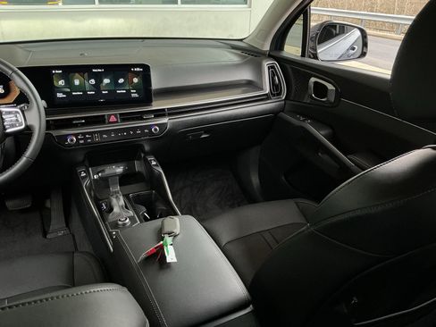 Used 2025 Kia Sorento S image 16
