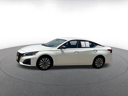 Used 2025 Nissan Altima 2.5 SV FWD image 8