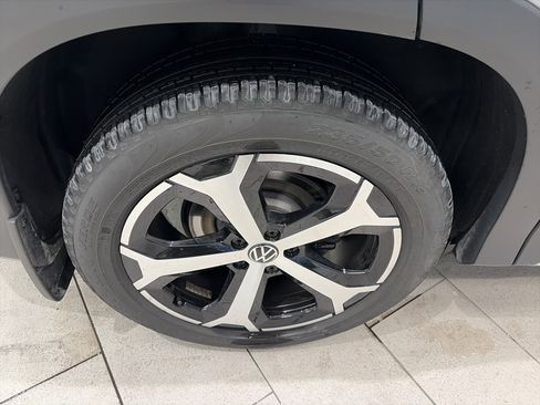 Used 2025 Volkswagen Tiguan SE image 18