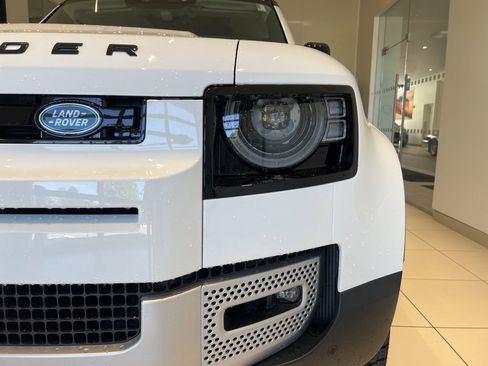 New 2024 Land Rover Defender 110 SE image 9