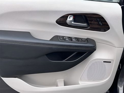 Used 2022 Chrysler Pacifica Limited image 28