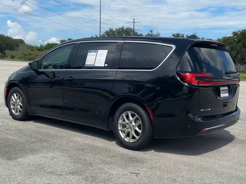 Used 2024 Chrysler Pacifica Touring-L FWD image 6
