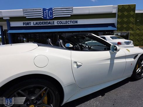 Used 2015 Ferrari California T RWD image 11