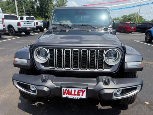 Used 2025 Jeep Wrangler Unlimited Sahara AWD/4WD image 9