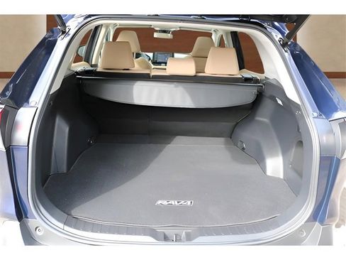 Used 2021 Toyota RAV4 XLE w/ Convenience Package image 17