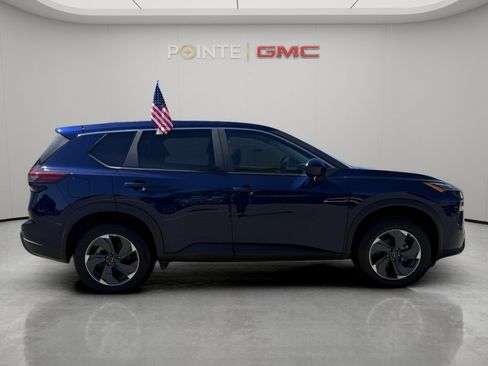 Used 2025 Nissan Rogue SV FWD image 2