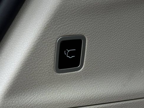 Used 2024 Chrysler Pacifica Touring-L FWD image 46