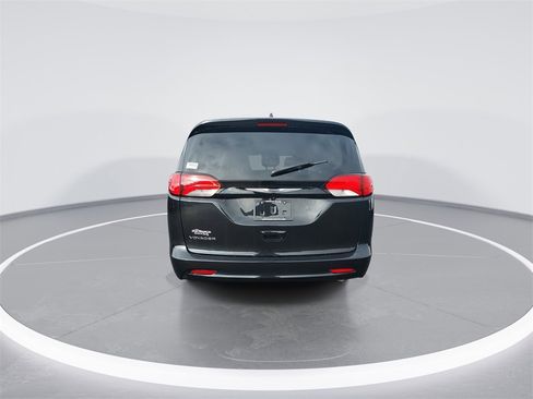Used 2023 Chrysler Voyager LX image 7