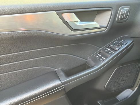 Used 2022 Ford Escape Titanium image 34