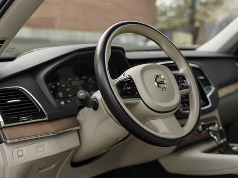 Used 2022 Volvo XC90 T6 Momentum w/ Advanced Package image 9