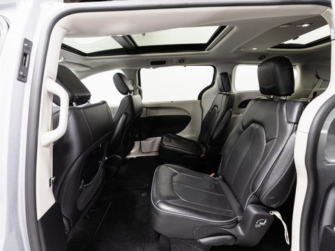 Used 2019 Chrysler Pacifica Limited image 6