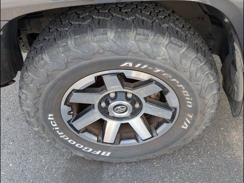 Used 2017 Toyota 4Runner TRD Off-Road AWD/4WD image 9