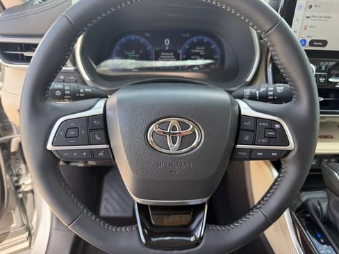 Used 2025 Toyota Highlander Limited FWD image 13