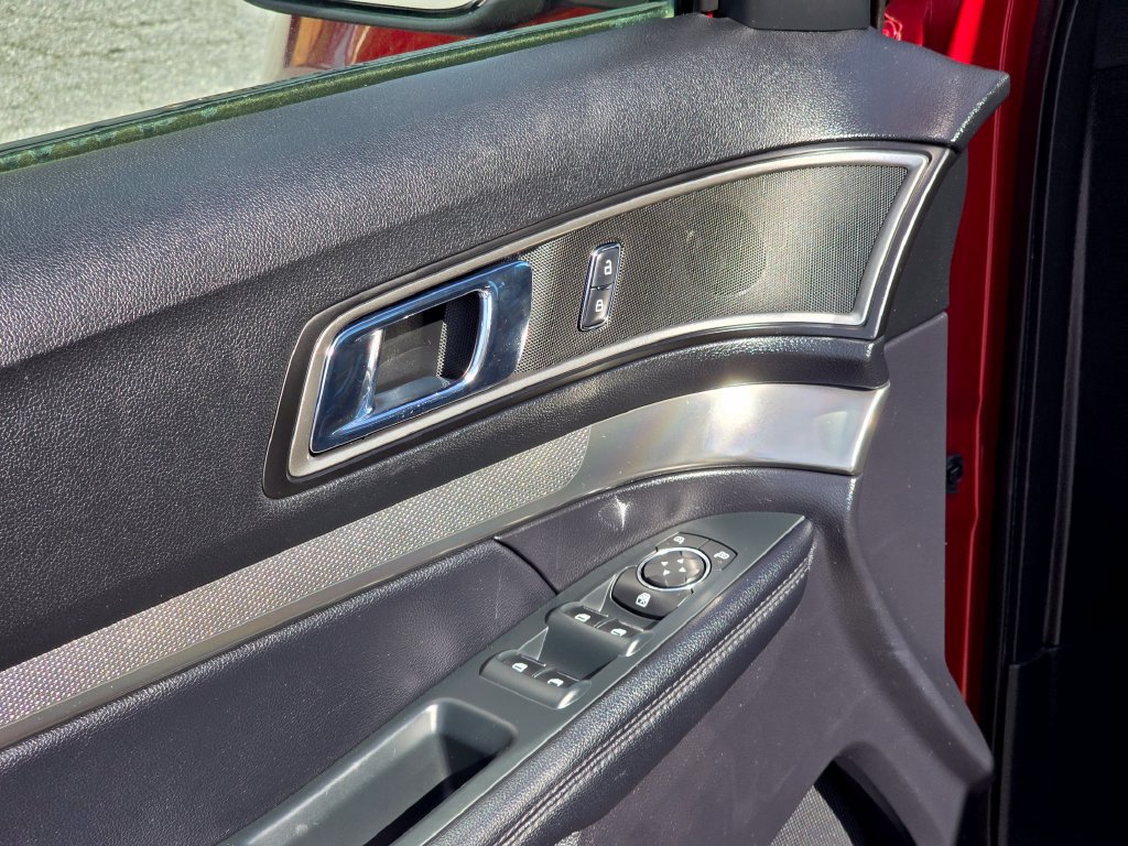 Used 2019 Ford Explorer XLT w/ Equipment Group 202A FWD image 40